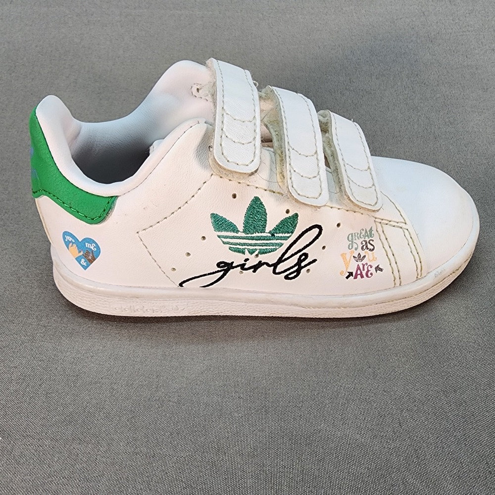 adidas Girls' White Green Primegreen Hook & Loop Graphic Sneaker US 7K EU 23.5